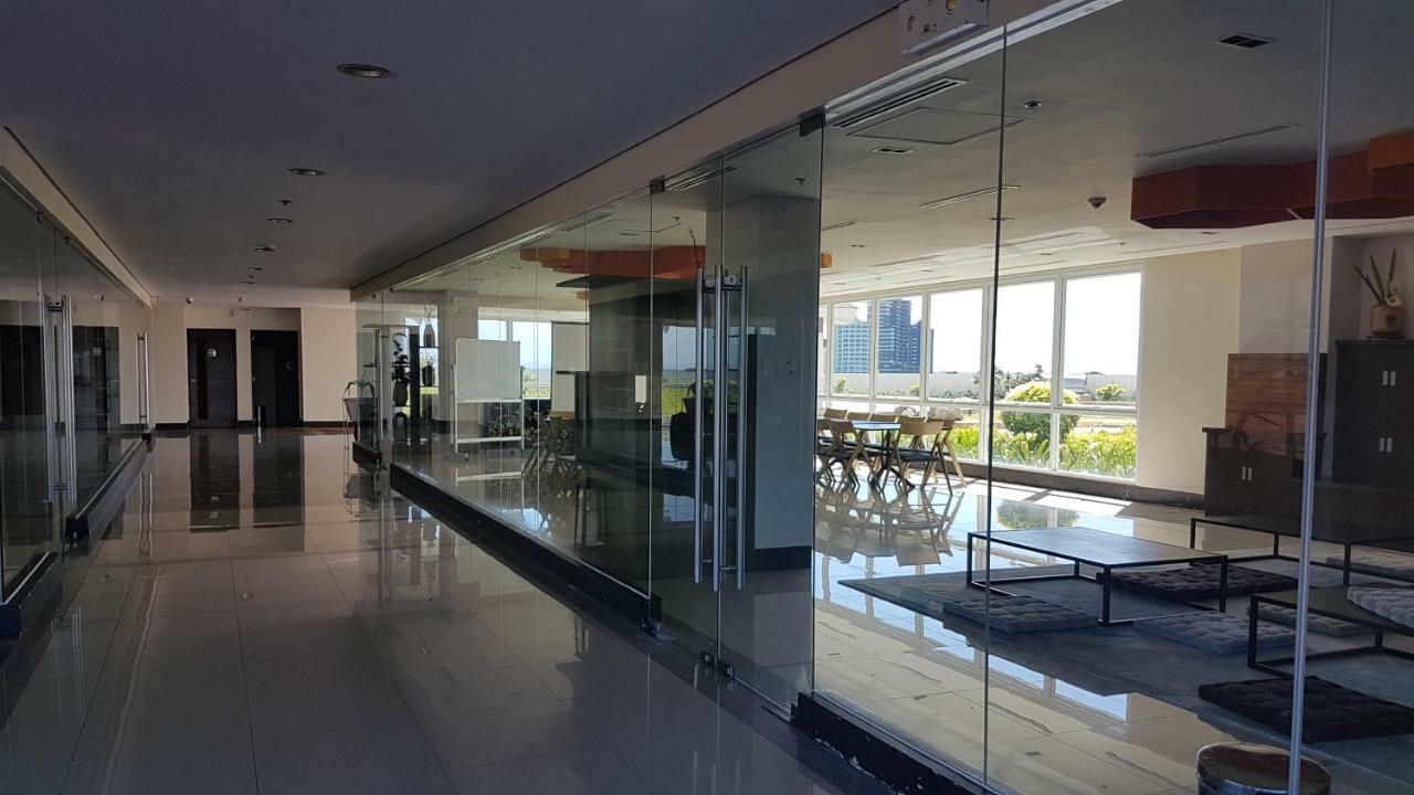 Mactan Newtown Condo With Garden And Ocean View 8Newtown Blvd Lapu-Lapu City Eksteriør billede