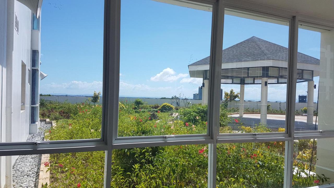Mactan Newtown Condo With Garden And Ocean View 8Newtown Blvd Lapu-Lapu City Eksteriør billede